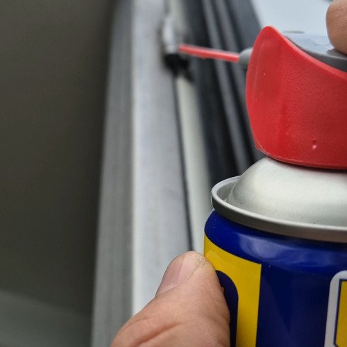 Uklanjanje vode na vratima hladnjače pomoću WD40